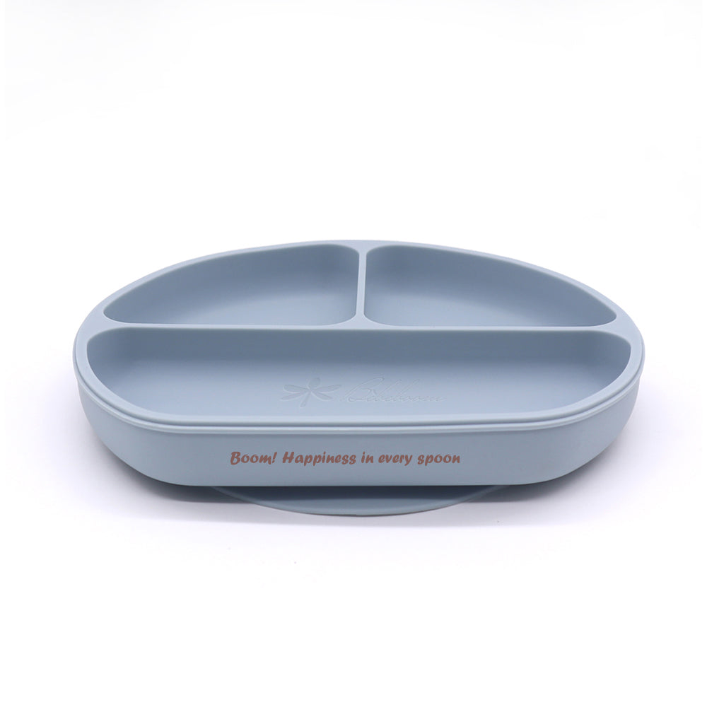 Diviso in 3 pratici scomparti,per piccole porzioni e grandi scoperte, piatto con ventosa antiscivolo , per pasti auftonomi facilitando la varietà nel pasto e stimolando la curiosità del bambino. in silicone alimentare morbido e sicuro, èresistente, lavabile.
Divided into 3 convenient compartments, for small portions and big discoveries, with a non-slip suction base for the first independent meals, encouraging variety in the meal and stimulating the child’s curiosity. soft and safe food-grade silicone