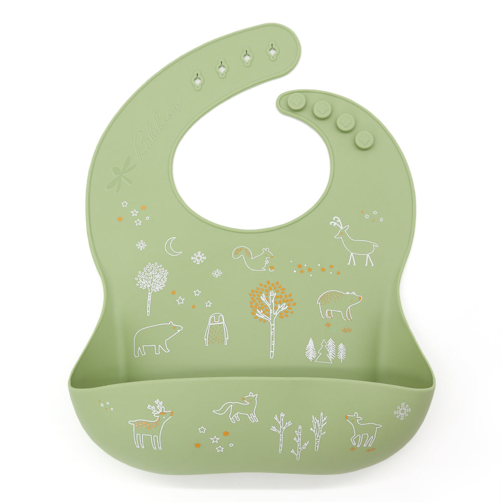 Pappa tra cerbiatti, volpi e alberi incantati! In silicone alimentare 100% di alta qualità, privo di BPA, PVC, ftalati. Morbidissimo, sicuro e facile da pulire (anche in lavastoviglie!).
Con il tascone raccoglibriciole e la chiusura regolabile a 4 bottoni.
Mealtime among fawns, foxes, and enchanted trees! Made from 100% high-quality food-grade silicone, free from BPA, PVC, and phthalates. Super soft, safe, and easy to clean (even in the dishwasher!).
Featuring a crumb-catching pocket and adjustable 4-button