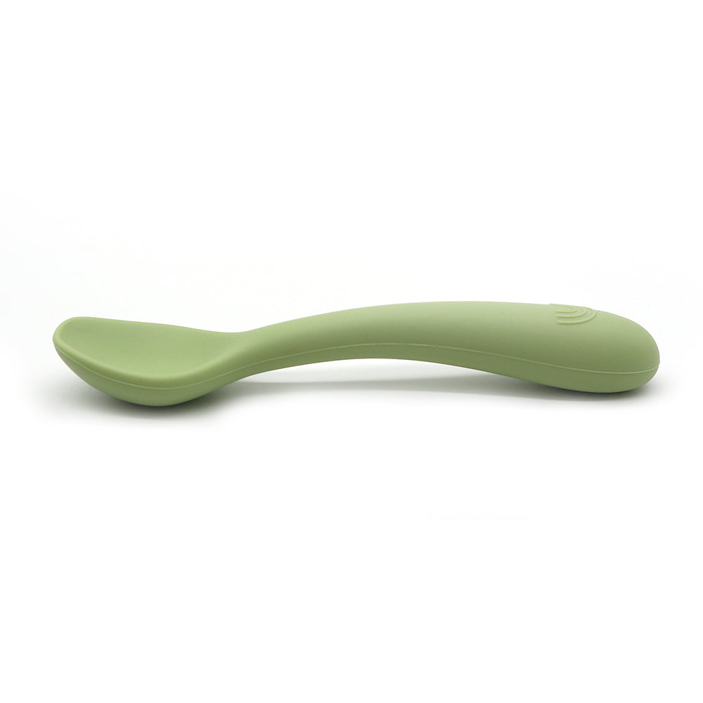Design ergonomico e funzionale
La forma del manico è studiata per offrire una presa stabile e confortevole, aiutando il bambino a maneggiare le posate con sicurezza e a sentirsi più indipendente durante i pasti. La superficie può offrire anche una lieve stimolazione tattile, rendendo l’esperienza del pasto più coinvolgente.
Morbidezza prima di tutto
Le punte sono ultra morbide sulle gengive, antiscivolo e sicure anche per i bambini con esigenze sensoriali.
Realizzati in silicone alimentare certificato CE
