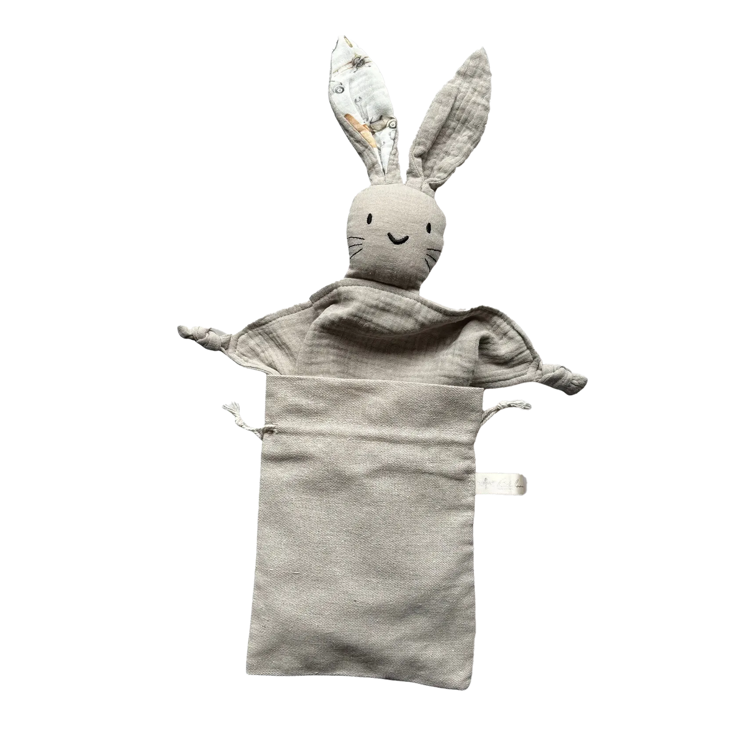 Doudou coniglietto in mussola di cotone 100% –Grigio Perla Italiana intramontabile e rassicurante
realizzato in mussola di cotone 100%, delicato sulla pelle
Il tessuto leggero e traspirante dona comfort e sicurezza, mentre le orecchie da coniglietto e i nodi agli angoli stimolano il tatto e invitano alla scoperta.
Ideale per accompagnare il sonno e offrire conforto nei momenti
Lavabile in lavatrice.Prodotto sicuro, conforme agli standard per neonati. Certificazione CE Sacchetto regalo ecologico in cottone