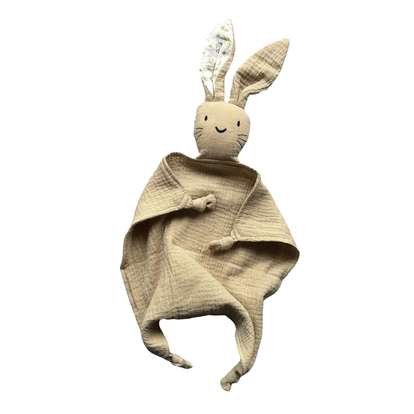 Doudou coniglietto in mussola di cotone 100% –Il primo amico del tuo bambino. Beige Biscotto- tenero e avvolgente
realizzato in mussola di cotone 100%
Il tessuto leggero e traspirante dona comfort e sicurezza, mentre le orecchie da coniglietto e i nodi agli angoli stimolano il tatto e invitano alla scoperta.
Ideale per accompagnare il sonno e offrire conforto nei momenti
Lavabile in lavatrice
Prodotto sicuro, conforme agli standard per neonati. Certificazione CE Sacchetto regalo ecologico in cottone