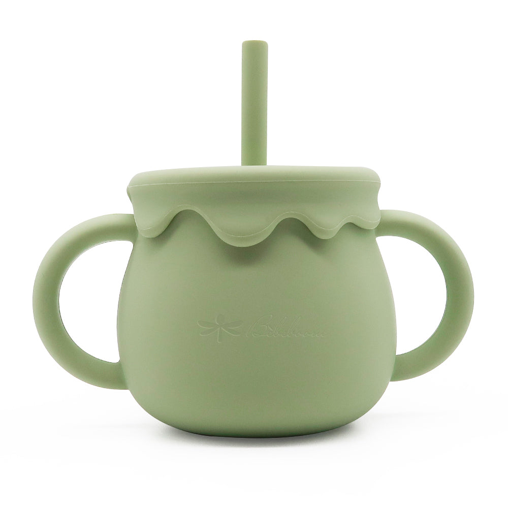 3 in 1: può essere usata come bicchiere aperto, tazza con cannuccia o contenitore con coperchio.
Design a vasetto di miele
Antigoccia e resistente: perfetto per imparare a bere da soli .
Forma studiata per le mani dei più piccoli.
lavabile in lavastoviglie, adatto a microonde e freezer.
3 in 1: can be used as an open cup, a cup with a straw, or a container with a lid.
Honey jar design. Perfect for learning to drink independently ,shape designed for little hands.dishwasher safe, microwave and freezer safe.