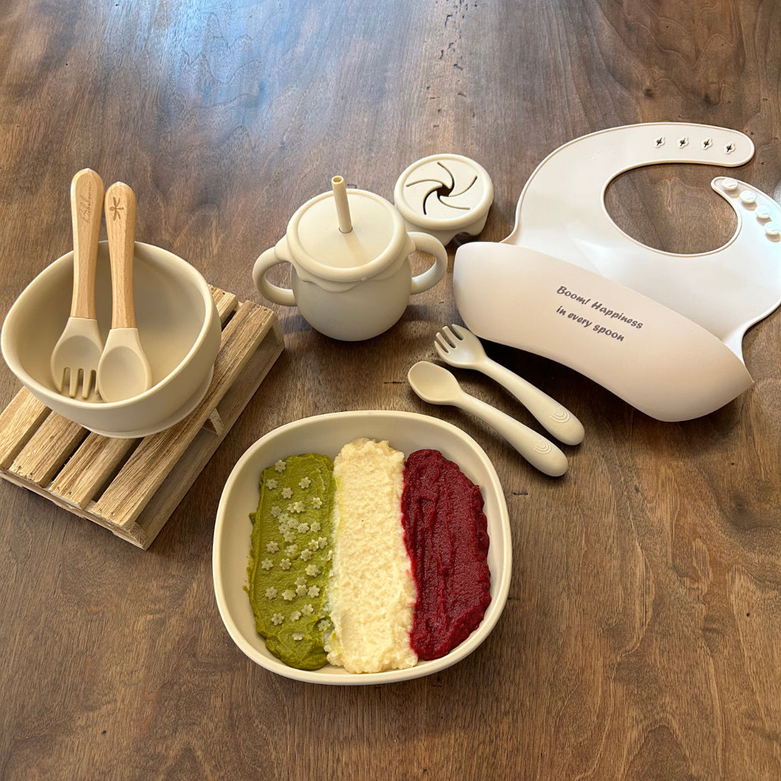 Una pappa tricolore servita in un piattino Softedge. Le tre creme sono disposte in fasce verticali che richiamano la bandiera italiana