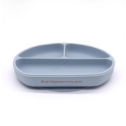 Diviso in 3 pratici scomparti,per piccole porzioni e grandi scoperte, piatto con ventosa antiscivolo , per pasti auftonomi facilitando la varietà nel pasto e stimolando la curiosità del bambino.  in silicone alimentare morbido e sicuro, èresistente, lavabile.
Divided into 3 convenient compartments, for small portions and big discoveries,  with a non-slip suction base for the first independent meals, encouraging  variety in the meal and stimulating the child’s curiosity. soft and safe food-grade silicone