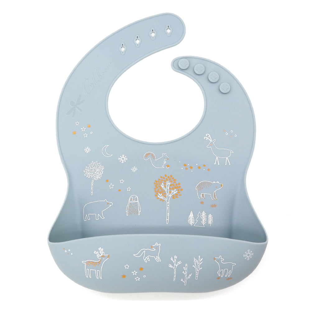 Pappa tra cerbiatti, volpi e alberi incantati! In silicone alimentare 100% di alta qualità, privo di BPA, PVC, ftalati. Morbidissimo, sicuro e facile da pulire (anche in lavastoviglie!).
Con il tascone raccoglibriciole e la chiusura regolabile a 4 bottoni.
Mealtime among fawns, foxes, and enchanted trees! Made from 100% high-quality food-grade silicone, free from BPA, PVC, and phthalates. Super soft, safe, and easy to clean (even in the dishwasher!).
Featuring a crumb-catching pocket and adjustable 4-button