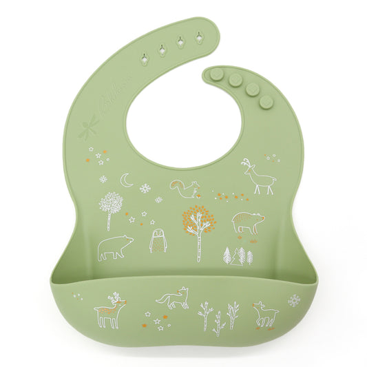 Pappa tra cerbiatti, volpi e alberi incantati! In silicone alimentare 100% di alta qualità, privo di BPA, PVC, ftalati. Morbidissimo, sicuro e facile da pulire (anche in lavastoviglie!).
Con il tascone raccoglibriciole e la chiusura regolabile a 4 bottoni.
Mealtime among fawns, foxes, and enchanted trees! Made from 100% high-quality food-grade silicone, free from BPA, PVC, and phthalates. Super soft, safe, and easy to clean (even in the dishwasher!).
Featuring a crumb-catching pocket and adjustable 4-button