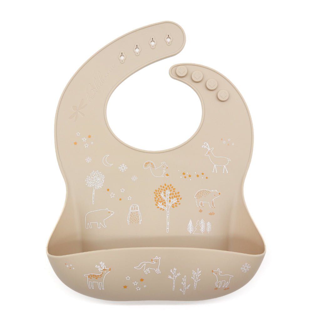 Pappa tra cerbiatti, volpi e alberi incantati! In silicone alimentare 100% di alta qualità, privo di BPA, PVC, ftalati. Morbidissimo, sicuro e facile da pulire (anche in lavastoviglie!).
Con il tascone raccoglibriciole e la chiusura regolabile a 4 bottoni.
Mealtime among fawns, foxes, and enchanted trees! Made from 100% high-quality food-grade silicone, free from BPA, PVC, and phthalates. Super soft, safe, and easy to clean (even in the dishwasher!).
Featuring a crumb-catching pocket and adjustable 4-button