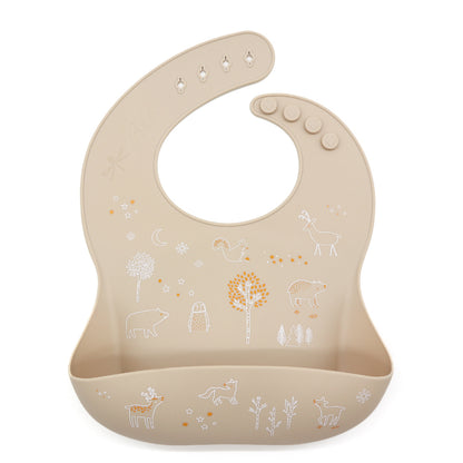 Pappa tra cerbiatti, volpi e alberi incantati! In silicone alimentare 100% di alta qualità, privo di BPA, PVC, ftalati. Morbidissimo, sicuro e facile da pulire (anche in lavastoviglie!).
Con il tascone raccoglibriciole e la chiusura regolabile a 4 bottoni.
Mealtime among fawns, foxes, and enchanted trees! Made from 100% high-quality food-grade silicone, free from BPA, PVC, and phthalates. Super soft, safe, and easy to clean (even in the dishwasher!).
Featuring a crumb-catching pocket and adjustable 4-button