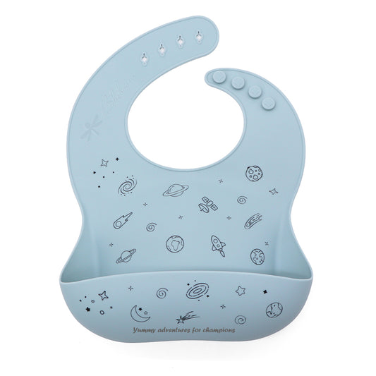 Bavaglino dal design cosmico, con pianeti e stelle, per i baby campioni in un universo di sapori e divertimento.
Silicone alimentare 100% ultra morbido, sicuro e facilissimo da pulire — anche in lavastoviglie. Il tascone raccoglibriciole cattura ogni piccola “cometa di pappa” e la chiusura regolabile a 4 bottoni. Privo di BPA, PVC, ftalati.
cosmic design bib, decorated with planets and stars, takes little champions on a journey through a universe of flavors and fun
100% high-quality food-grade silicone