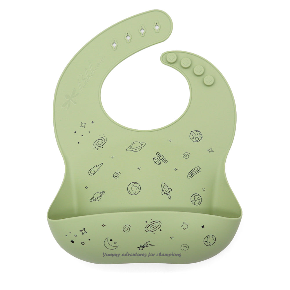 Bavaglino dal design cosmico, con pianeti e stelle, per i baby campioni in un universo di sapori e divertimento.
Silicone alimentare 100% ultra morbido, sicuro e facilissimo da pulire — anche in lavastoviglie. Il tascone raccoglibriciole cattura ogni piccola “cometa di pappa” e la chiusura regolabile a 4 bottoni. Privo di BPA, PVC, ftalati.
cosmic design bib, decorated with planets and stars, takes little champions on a journey through a universe of flavors and fun
100% high-quality food-grade silicone
