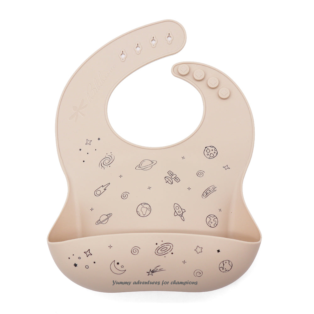 Bavaglino dal design cosmico, con pianeti e stelle, per i baby campioni in un universo di sapori e divertimento.
Silicone alimentare 100% ultra morbido, sicuro e facilissimo da pulire — anche in lavastoviglie. Il tascone raccoglibriciole cattura ogni piccola “cometa di pappa” e la chiusura regolabile a 4 bottoni. Privo di BPA, PVC, ftalati.
cosmic design bib, decorated with planets and stars, takes little champions on a journey through a universe of flavors and fun
100% high-quality food-grade silicone