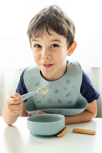 Bavaglino in silicone con chiusura regolabile “Yummy adventures for Champions”