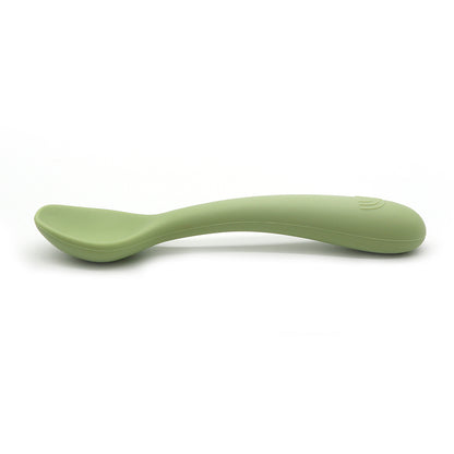 Design ergonomico e funzionale

La forma del manico è studiata per offrire una presa stabile e confortevole, aiutando il bambino a maneggiare le posate con sicurezza e a sentirsi più indipendente durante i pasti. La superficie può offrire anche una lieve stimolazione tattile, rendendo l’esperienza del pasto più coinvolgente.
Morbidezza prima di tutto

Le punte sono ultra morbide sulle gengive, antiscivolo e sicure anche per i bambini con esigenze sensoriali.
Realizzati in silicone alimentare certificato CE