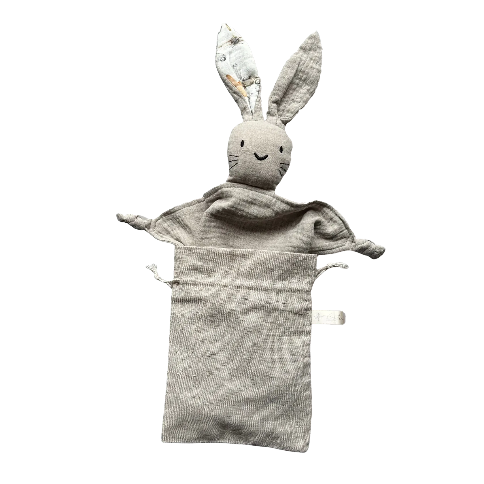Doudou coniglietto in mussola di cotone 100% –Grigio Perla Italiana intramontabile e rassicurante
realizzato in mussola di cotone 100%, delicato sulla pelle 
Il tessuto leggero e traspirante dona comfort e sicurezza, mentre le orecchie da coniglietto e i nodi agli angoli stimolano il tatto e invitano alla scoperta.
Ideale  per accompagnare il sonno e offrire conforto nei momenti
Lavabile in lavatrice.Prodotto sicuro, conforme agli standard per neonati. Certificazione CE Sacchetto regalo ecologico in cottone