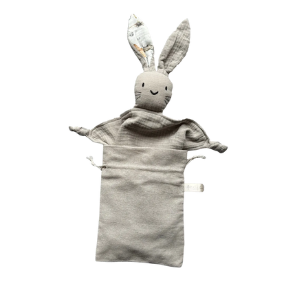 Doudou coniglietto in mussola di cotone 100% –Grigio Perla Italiana intramontabile e rassicurante
realizzato in mussola di cotone 100%, delicato sulla pelle 
Il tessuto leggero e traspirante dona comfort e sicurezza, mentre le orecchie da coniglietto e i nodi agli angoli stimolano il tatto e invitano alla scoperta.
Ideale  per accompagnare il sonno e offrire conforto nei momenti
Lavabile in lavatrice.Prodotto sicuro, conforme agli standard per neonati. Certificazione CE Sacchetto regalo ecologico in cottone