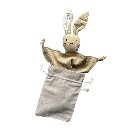 Doudou in mussola di cotone 100%,   beige biscotto ,delicato sulla pelle e perfetto fin dai primi giorni di vita.
Ideale per accompagnare il sonno.
Prodotto sicuro, conforme agli standard per neonati. Certificato CE.
100% cotton muslin comforter,beige biscotto ,gentle on the skin , perfect from the very first days of life.
Ideal for accompanying sleep 
Safe product, compliant with infant standards. CE Certified.