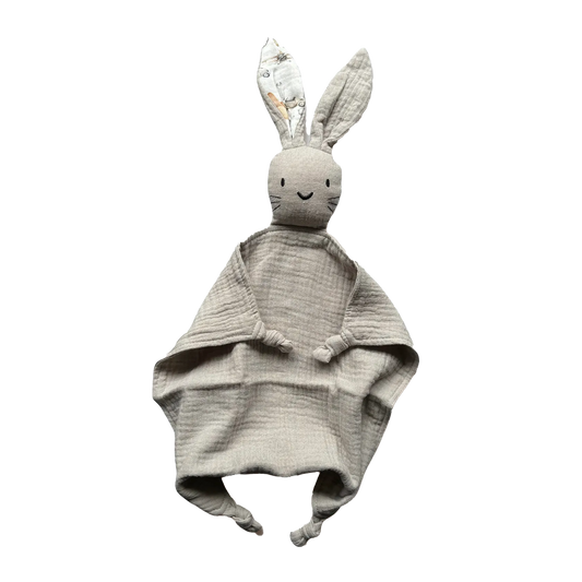 Doudou in mussola di cotone 100%,   grigio perla italiana ,delicato sulla pelle e perfetto fin dai primi giorni di vita.
Ideale per accompagnare il sonno.
Prodotto sicuro, conforme agli standard per neonati. Certificato CE.
100% cotton muslin comforter, italian pearl grey ,gentle on the skin , perfect from the very first days of life.
Ideal for accompanying sleep 
Safe product, compliant with infant standards. CE Certified.
