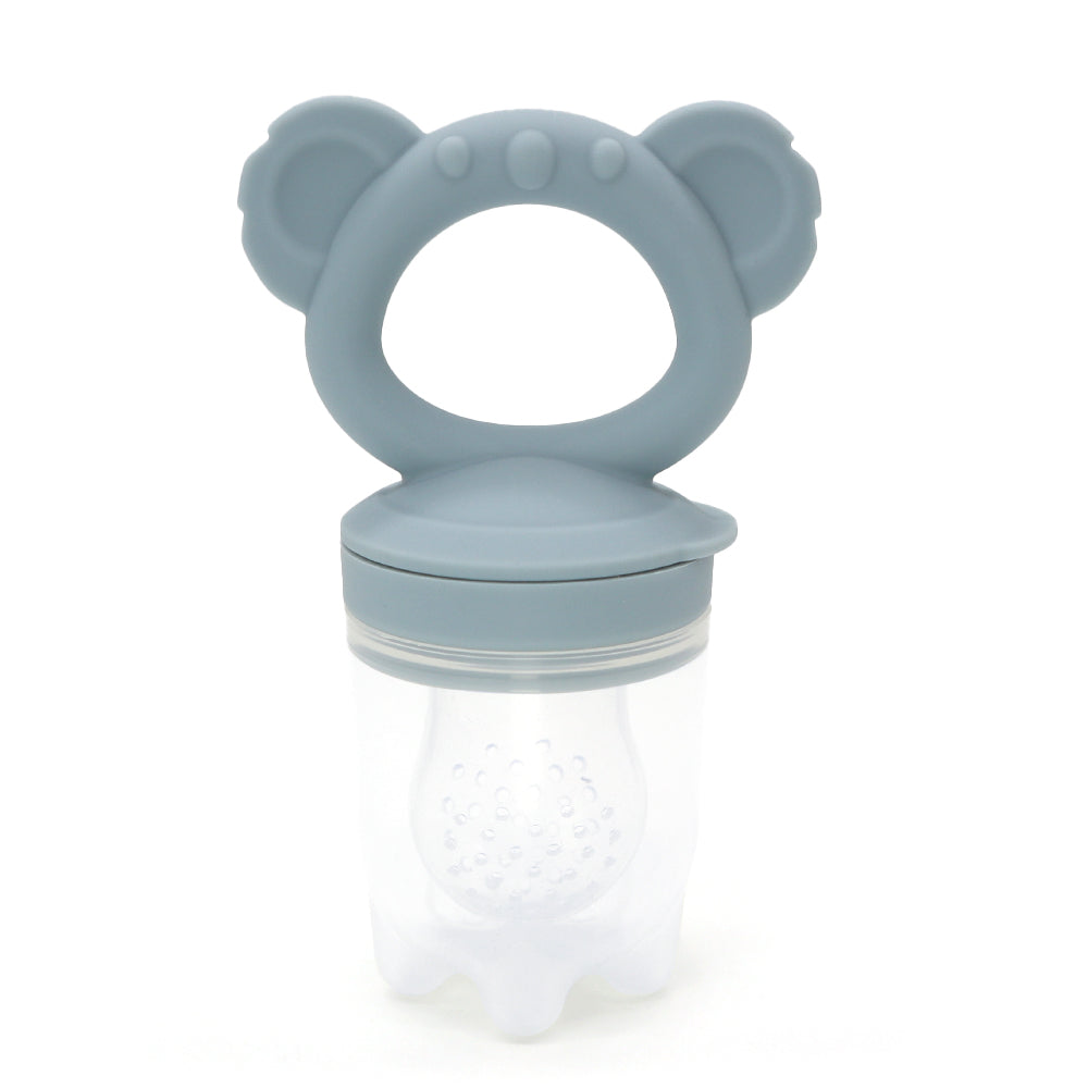 Mangiafrutta a forma di Koala, per esplorare i sapori della frutta fresca in totale sicurezza.
Il bambino scopre nuovi sapori senza pericoli. Aiuta a lenire il fastidio della dentizione mentre il bambino mangia, sollievo e scoperta.
Favorisce l’associazione positiva tra mangiare e il sollievo dal dolore.
Fruit feeder shaped like a Koala, to explore the flavors of fresh fruit in complete safety.
The baby discovers new flavors without any danger. It helps soothe teething discomfort while the   the baby eats