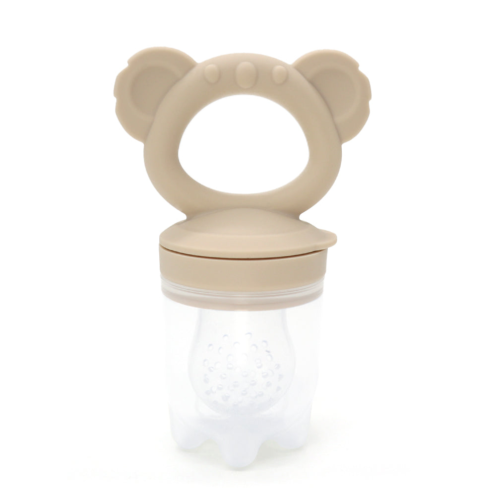 Mangiafrutta a forma di Koala, per esplorare i sapori della frutta fresca in totale sicurezza.
Il bambino scopre nuovi sapori senza pericoli. Aiuta a lenire il fastidio della dentizione mentre il bambino mangia, sollievo e scoperta.
Favorisce l’associazione positiva tra mangiare e il sollievo dal dolore.
Fruit feeder shaped like a Koala, to explore the flavors of fresh fruit in complete safety.
The baby discovers new flavors without any danger. It helps soothe teething discomfort while the   the baby eats