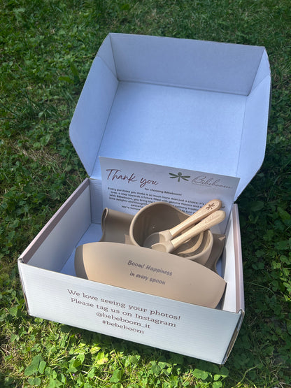 It makes every purchase unique with packaging designed to the finest detail.

Combining elegance and functionality, the Bèbeboom Gift Box is perfect for baby showers, baptisms, or first birthdays.

Ideal for those looking for a gift that is both practical and beautiful.
With the Bèbeboom Gift Box, every feeding set becomes an elegant, ready-to-give present.