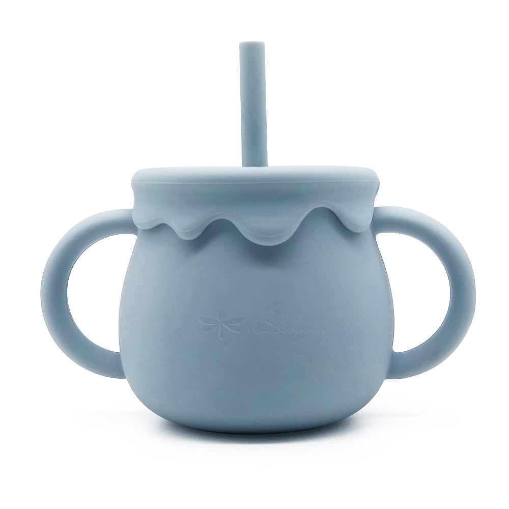3 in 1: può essere usata come bicchiere aperto, tazza con cannuccia o contenitore con coperchio.
Design a vasetto di miele
Antigoccia e resistente: perfetto per imparare a bere da soli .
Forma studiata per le mani dei più piccoli.
lavabile in lavastoviglie, adatto a microonde e freezer.
3 in 1: can be used as an open cup, a cup with a straw, or a container with a lid.
Honey jar design. Perfect for learning to drink independently ,shape designed for little hands.dishwasher safe, microwave and freezer safe.