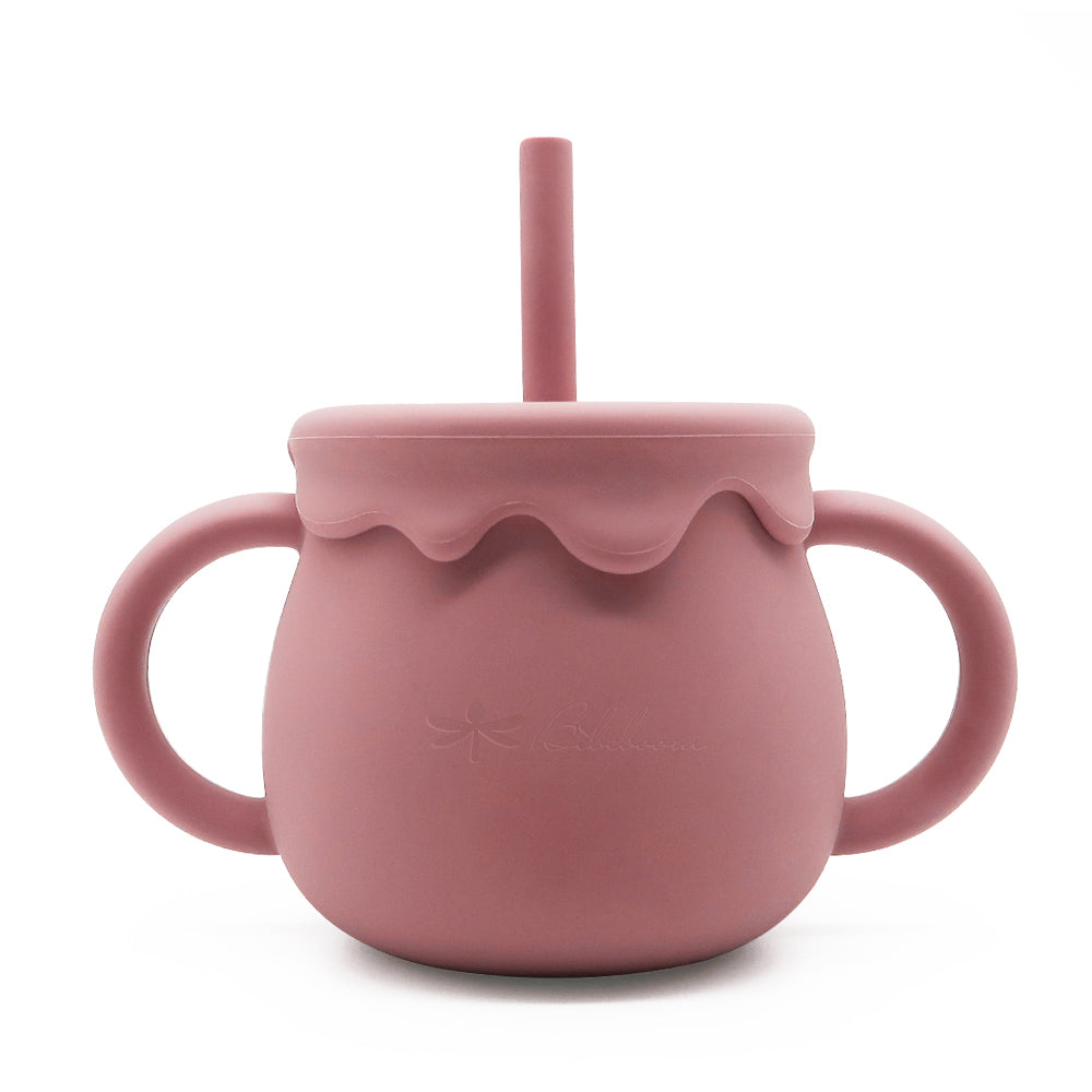 3 in 1: può essere usata come bicchiere aperto, tazza con cannuccia o contenitore con coperchio.
Design a vasetto di miele
Antigoccia e resistente: perfetto per imparare a bere da soli .
Forma studiata per le mani dei più piccoli.
lavabile in lavastoviglie, adatto a microonde e freezer.
3 in 1: can be used as an open cup, a cup with a straw, or a container with a lid.
Honey jar design. Perfect for learning to drink independently ,shape designed for little hands.dishwasher safe, microwave and freezer safe.