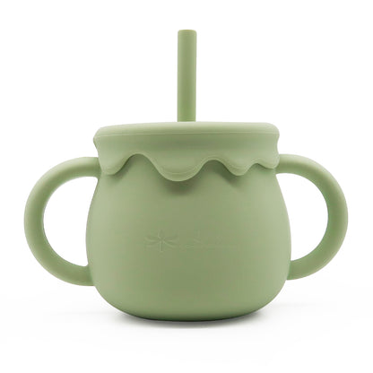 3 in 1: può essere usata come bicchiere aperto, tazza con cannuccia o contenitore con coperchio.
Design a vasetto di miele
Antigoccia e resistente: perfetto per imparare a bere da soli .
Forma studiata per le mani dei più piccoli.
lavabile in lavastoviglie, adatto a microonde e freezer.
3 in 1: can be used as an open cup, a cup with a straw, or a container with a lid.
Honey jar design. Perfect for learning to drink independently ,shape designed for little hands.dishwasher safe, microwave and freezer safe.