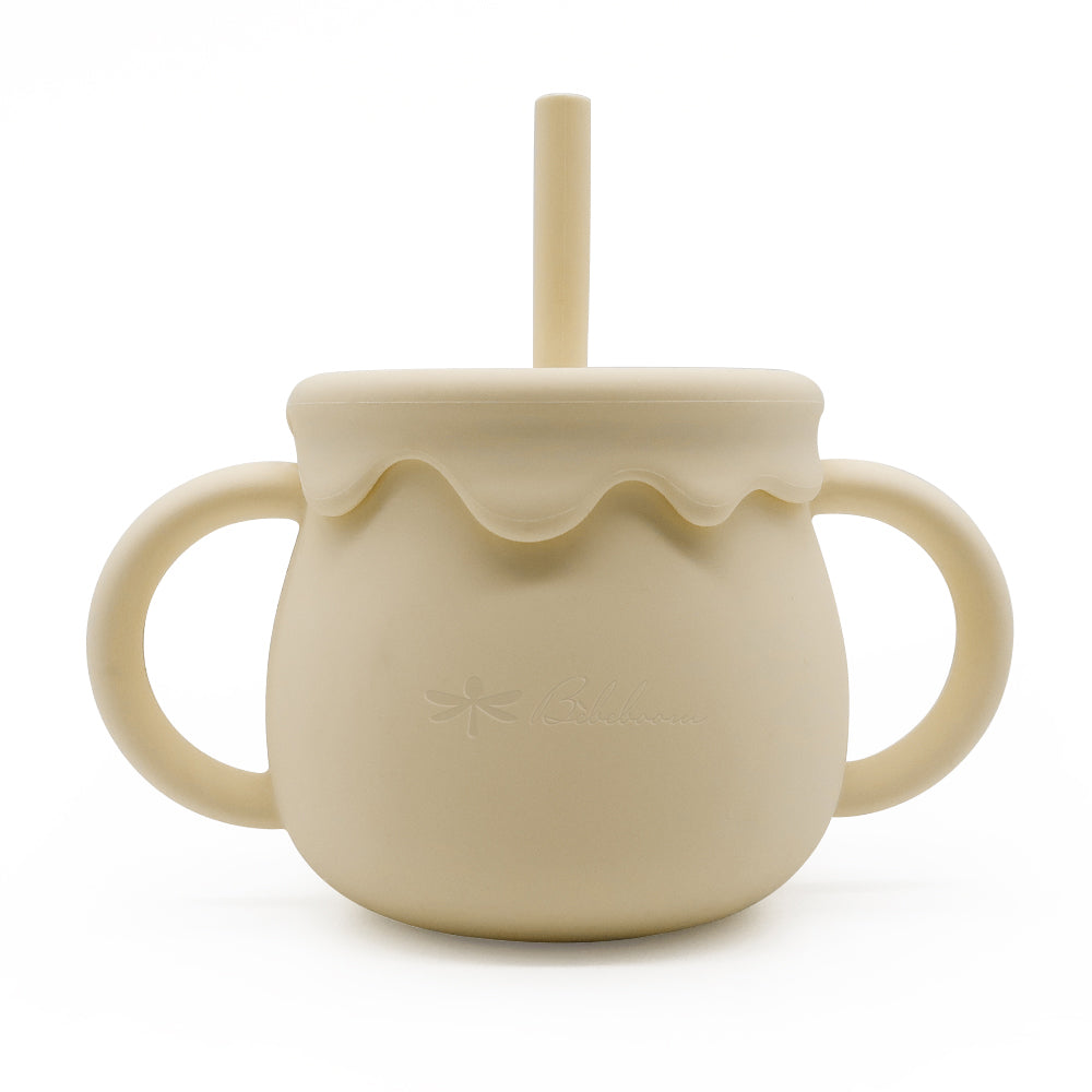 3 in 1: può essere usata come bicchiere aperto, tazza con cannuccia o contenitore con coperchio.
Design a vasetto di miele
Antigoccia e resistente: perfetto per imparare a bere da soli .
Forma studiata per le mani dei più piccoli.
lavabile in lavastoviglie, adatto a microonde e freezer.
3 in 1: can be used as an open cup, a cup with a straw, or a container with a lid.
Honey jar design. Perfect for learning to drink independently ,shape designed for little hands.dishwasher safe, microwave and freezer safe.