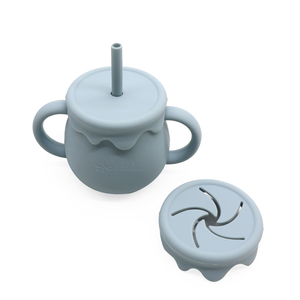 Silicone alimentare 100%: morbido, sicuro, privo di BPA, ftalati e PVC stimola la curiosità e rende il momento della merenda più divertente.
Antigoccia e resistente: perfetto per imparare a bere da soli senza disastri.
Facile da afferrare: forma studiata per le mani dei più piccoli.

100% food-grade silicone: soft, safe, free from BPA, phthalates, and PVC, stimulates curiosity and makes snack time more fun.
Leak-proof and durable: perfect for learning to drink independently without spills.
Easy to  grip