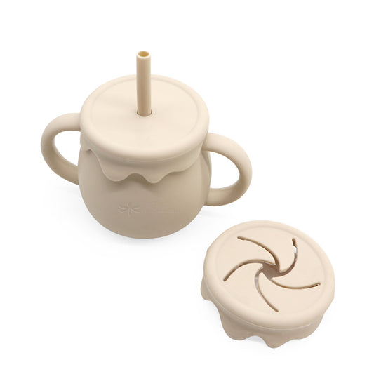Silicone alimentare 100%: morbido, sicuro, privo di BPA, ftalati e PVC stimola la curiosità e rende il momento della merenda più divertente.
Antigoccia e resistente: perfetto per imparare a bere da soli senza disastri.
Facile da afferrare: forma studiata per le mani dei più piccoli.

100% food-grade silicone: soft, safe, free from BPA, phthalates, and PVC, stimulates curiosity and makes snack time more fun.
Leak-proof and durable: perfect for learning to drink independently without spills.
Easy to  grip