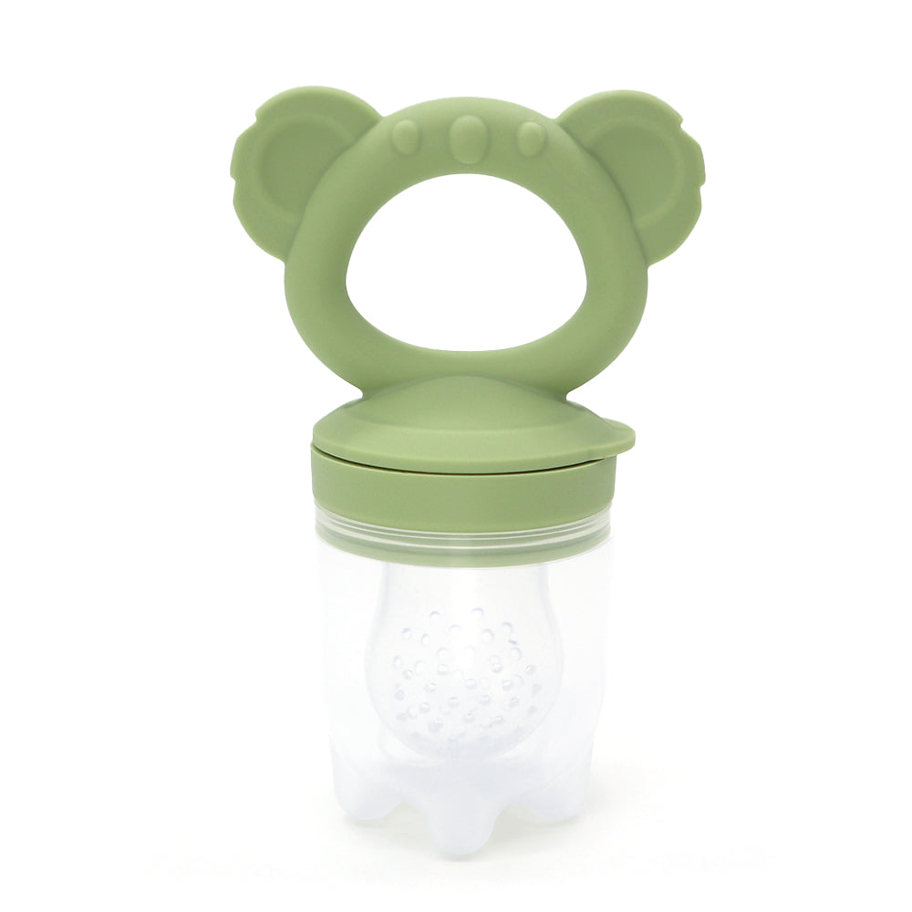Mangiafrutta a forma di Koala, per esplorare i sapori della frutta fresca in totale sicurezza.
Il bambino scopre nuovi sapori senza pericoli. Aiuta a lenire il fastidio della dentizione mentre il bambino mangia, sollievo e scoperta.
Favorisce l’associazione positiva tra mangiare e il sollievo dal dolore.
Fruit feeder shaped like a Koala, to explore the flavors of fresh fruit in complete safety.
The baby discovers new flavors without any danger. It helps soothe teething discomfort while the   the baby eats