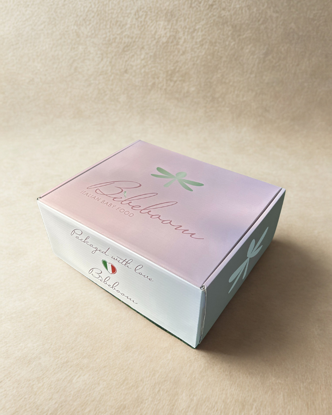 Set pappa completo Happy Boom Box in silicone colore sabbia con piatto, tazza, posate e bavaglino.