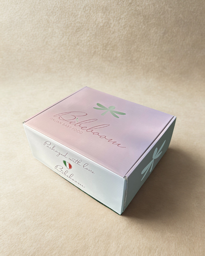 Set pappa completo Happy Boom Box in silicone colore sabbia con piatto, tazza, posate e bavaglino.