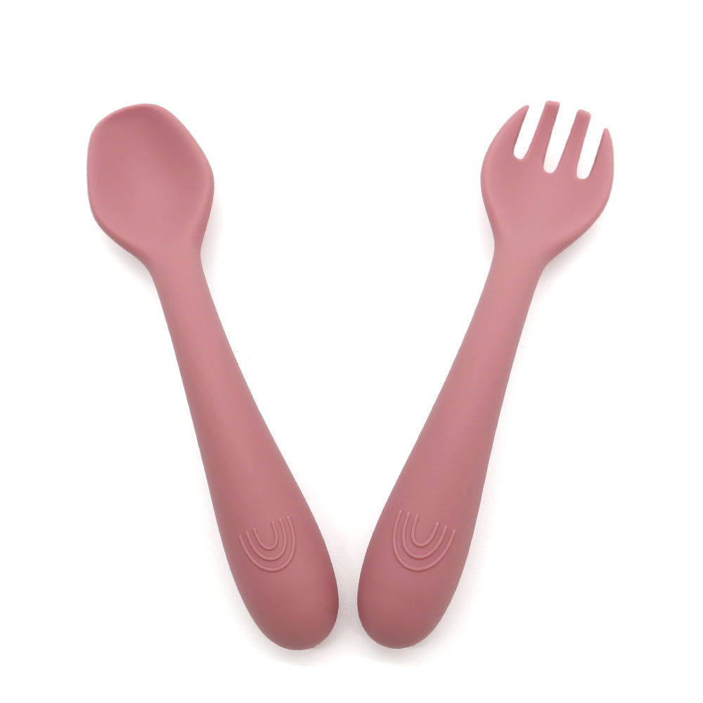 It's not just a spoon, it's a little ally in growth:

Help your baby feed, explore, learn and feel better as their first teeth grow!

When your baby faces the first teeth and begins to self-feed, every spoon can become a small challenge. Our silicone set is designed precisely for this delicate moment, combining intelligent design, comfort and plenty of safety.