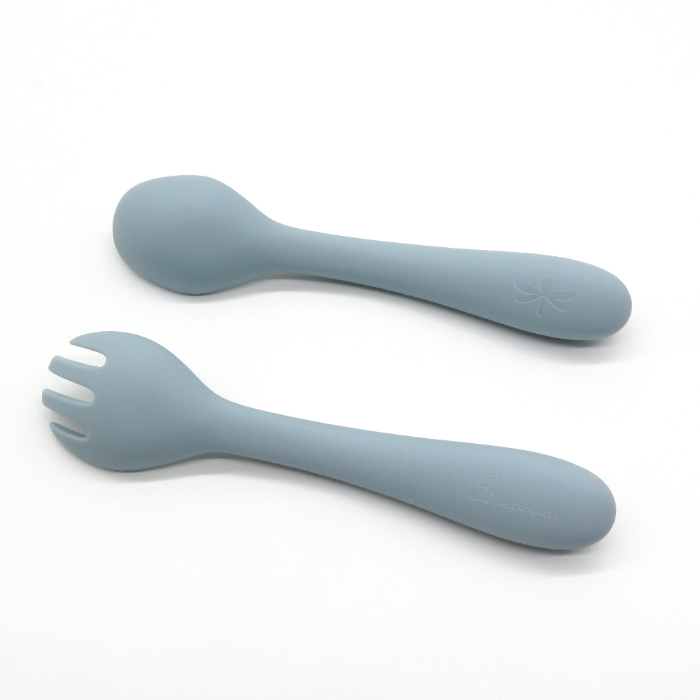 Two tools, one goal:
accompany your child towards autonomy

With wide, rounded handles, the spoon and fork are easy for little hands to grasp, promoting fine motor skills and encouraging confident self-feeding.
Ergonomic and functional design

The shape of the handle is designed to offer a stable and comfortable grip, helping the child to handle the cutlery with confidence and feel more independent during meals. The surface can also offer a slighttactile stimulation