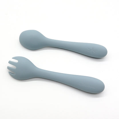 Two tools, one goal:
accompany your child towards autonomy

With wide, rounded handles, the spoon and fork are easy for little hands to grasp, promoting fine motor skills and encouraging confident self-feeding.
Ergonomic and functional design

The shape of the handle is designed to offer a stable and comfortable grip, helping the child to handle the cutlery with confidence and feel more independent during meals. The surface can also offer a slighttactile stimulation