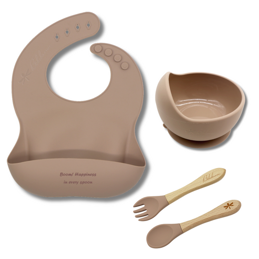 Pratico e curato nei dettagli

Pronti, pappa, via! Con il bavaglino più felice che c’è.
Ciotola tonda silicone
Set Cucchiaino e Forchettina in Silicone e bambù
raffinata gift box 
Practical and thoughtfully designed.

Ready, set, eat! With the happiest bib around.

Round Silicone Bowl

Silicone & Bamboo Spoon and Fork Set

Refined Gift Box