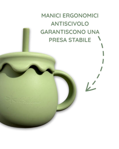 Tazza evolutiva in silicone alimentare verde con cannuccia e doppie maniglie per l'autosvezzamento Bèbeboom.
