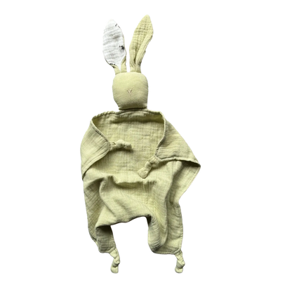 Doudou in mussola di cotone 100%,   oliva chiaro ,delicato sulla pelle e perfetto fin dai primi giorni di vita.
Ideale per accompagnare il sonno.
Prodotto sicuro, conforme agli standard per neonati. Certificato CE.
100% cotton muslin comforter,  light olive green,gentle on the skin , perfect from the very first days of life.
Ideal for accompanying sleep 
Safe product, compliant with infant standards. CE Certified.