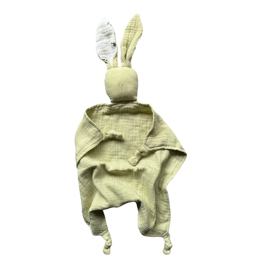 Doudou in mussola di cotone 100%,   oliva chiaro ,delicato sulla pelle e perfetto fin dai primi giorni di vita.
Ideale per accompagnare il sonno.
Prodotto sicuro, conforme agli standard per neonati. Certificato CE.
100% cotton muslin comforter,  light olive green,gentle on the skin , perfect from the very first days of life.
Ideal for accompanying sleep 
Safe product, compliant with infant standards. CE Certified.