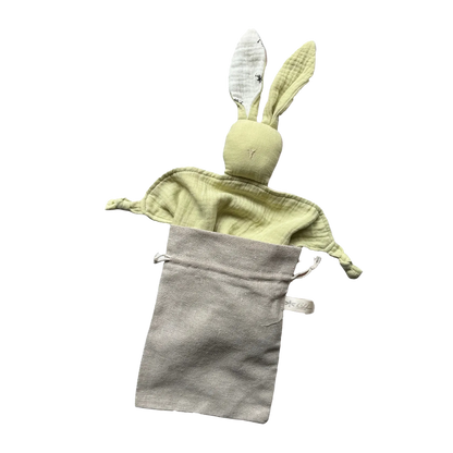 Doudou in mussola di cotone 100%,   oliva chiaro ,delicato sulla pelle e perfetto fin dai primi giorni di vita.
Ideale per accompagnare il sonno.
Prodotto sicuro, conforme agli standard per neonati. Certificato CE.
100% cotton muslin comforter,  light olive green,gentle on the skin , perfect from the very first days of life.
Ideal for accompanying sleep 
Safe product, compliant with infant standards. CE Certified.
